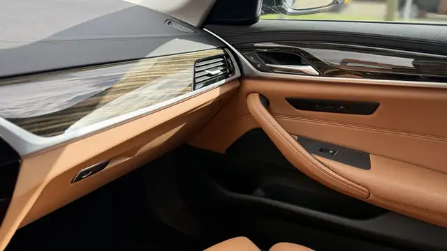 BMW 5 Series view 25