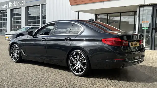BMW 5 Series view 3