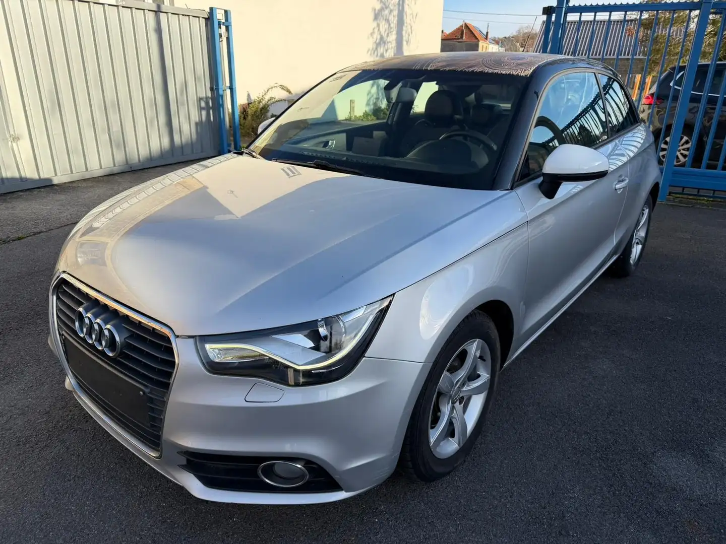 Audi A1 A1 1.6 TDi Attraction***PRIX MARCHAND*** Gris - 2