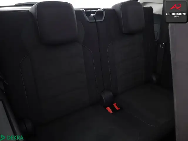Volkswagen Tiguan Allspace view 13