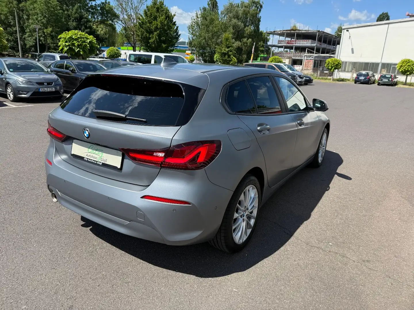 BMW 118 i Advantage/Sport+LED+Pano+Navi+VirtCock+SHZ Grau - 2