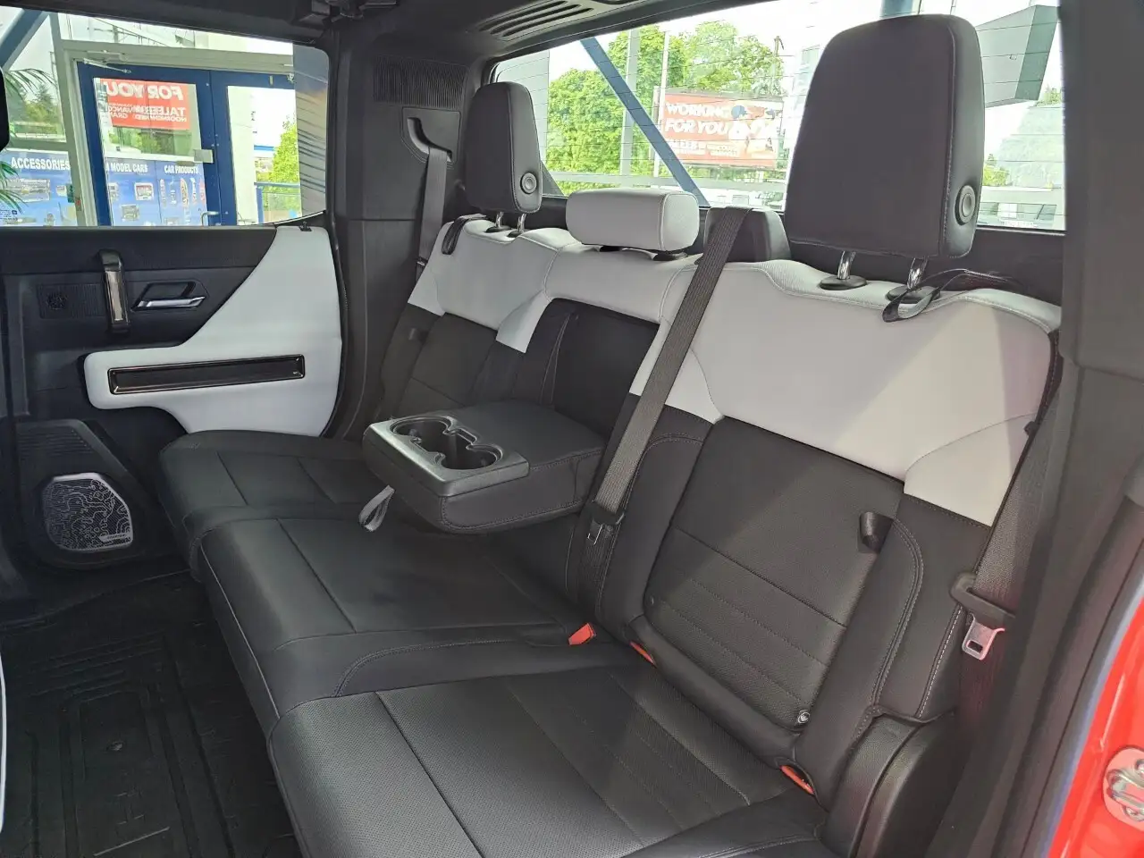 GMC HUMMER EV Pickup photo GMC HUMMER EV Pickup