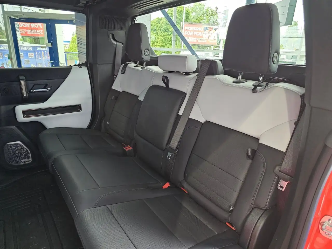 GMC HUMMER EV Pickup photo GMC HUMMER EV Pickup