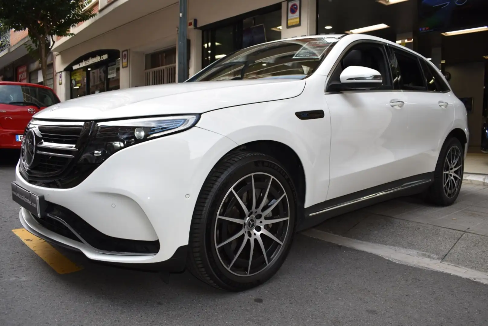 Mercedes-Benz EQC 400 4MATIC Biały - 2