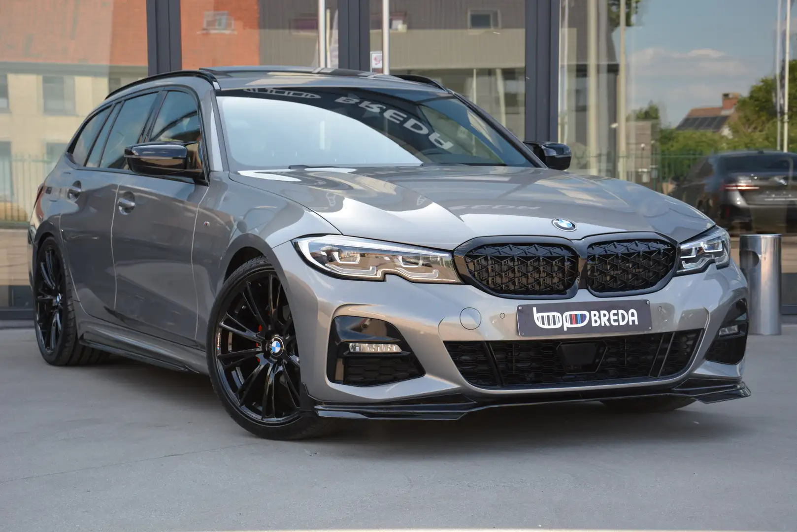 BMW 320 i Touring M-Performance/Pano/ACC/Keyless entry/20" Šedá - 1