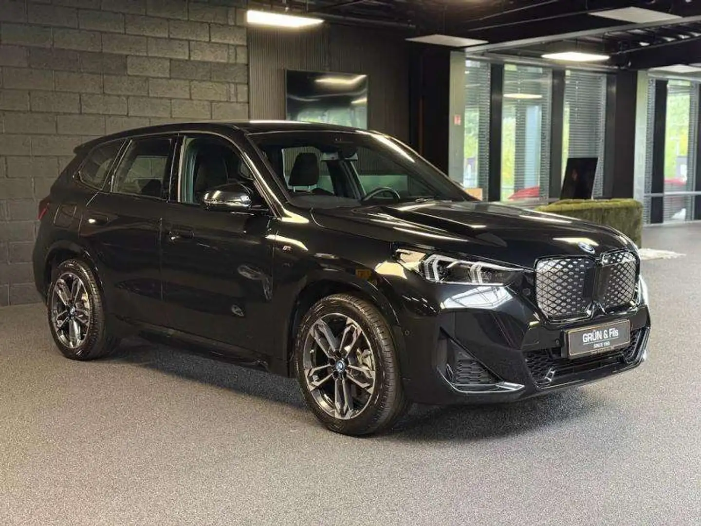 BMW iX1 xDrive30 M Sport Noir - 1