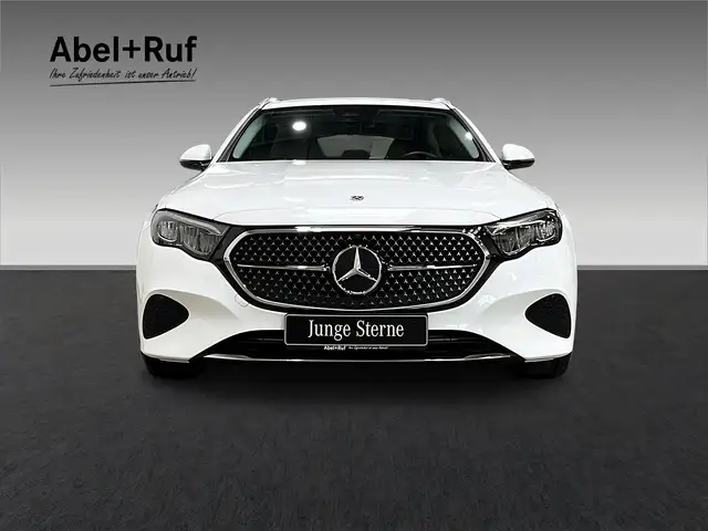 Mercedes-Benz 220 view 2