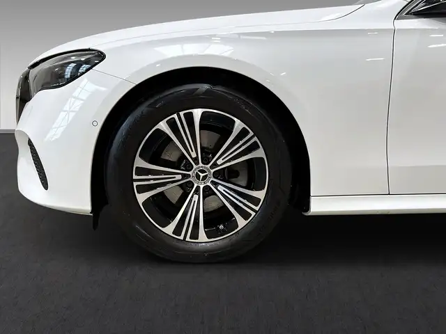 Mercedes-Benz 220 view 4