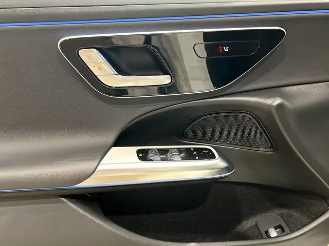 Mercedes-Benz 220 view 13