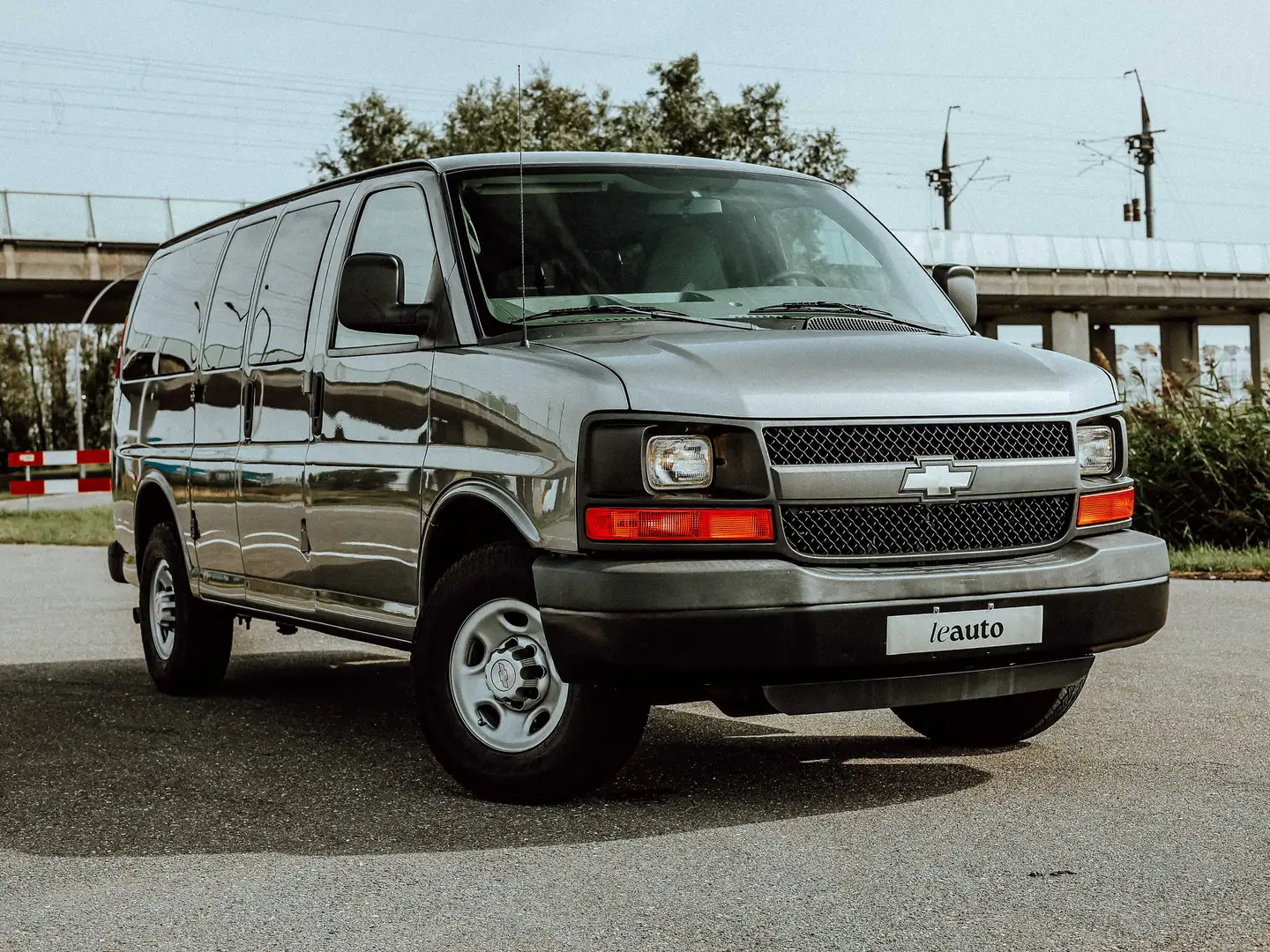 Chevrolet Chevy Van Express Van V8 Automaat – (DET 2011) Gris - 1