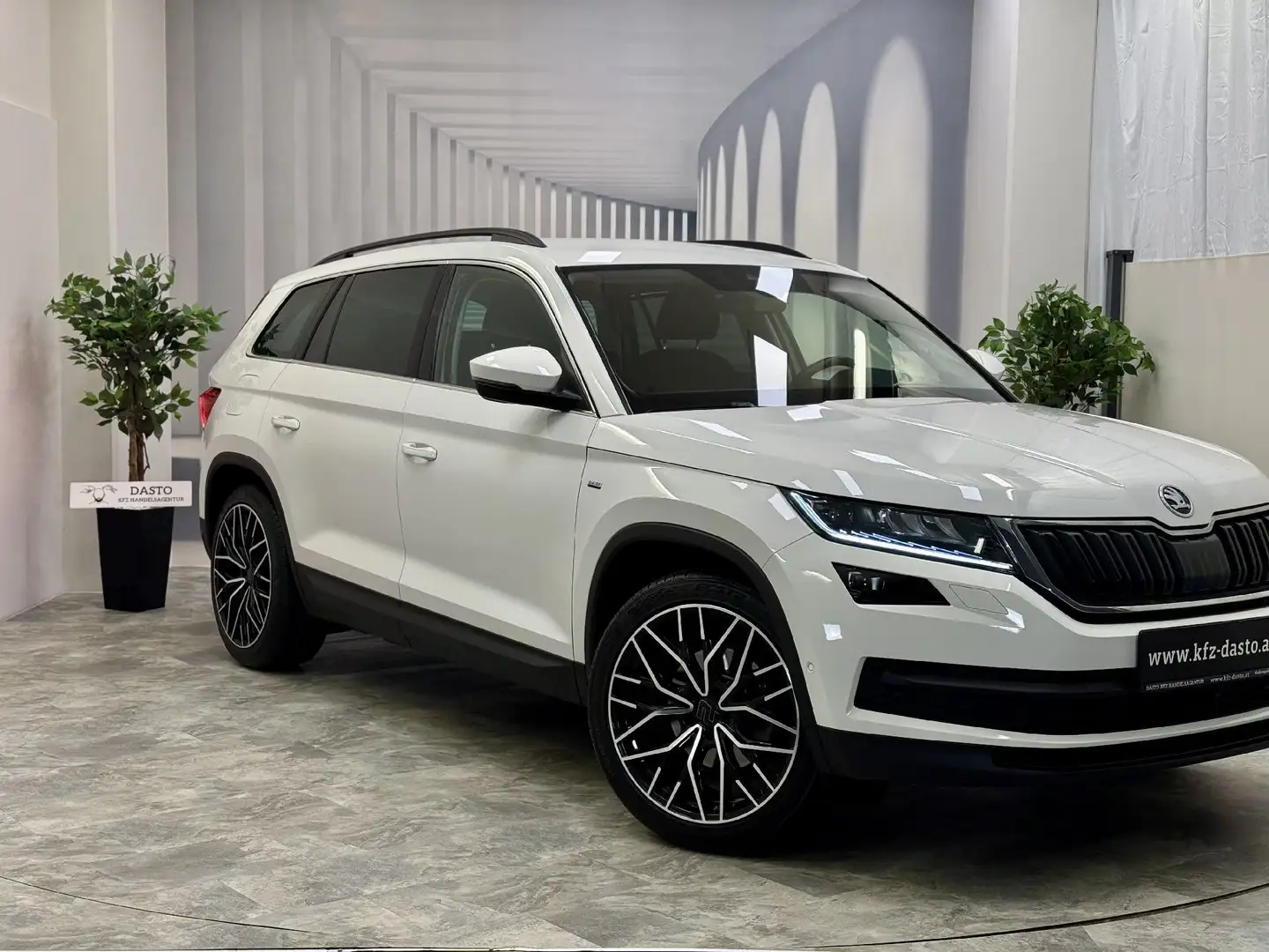 Skoda Kodiaq 2.0TDI__STYLE__4x4__DSG__AHK__ACC__ Weiß - 2