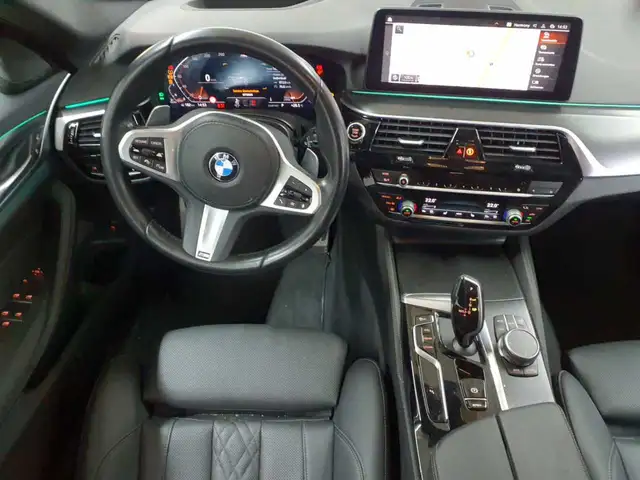 BMW 5 Series view 9