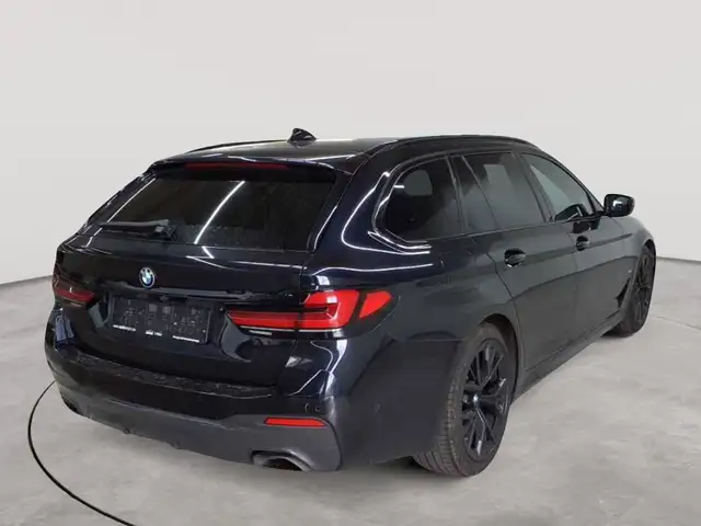 BMW 5 Series view 4