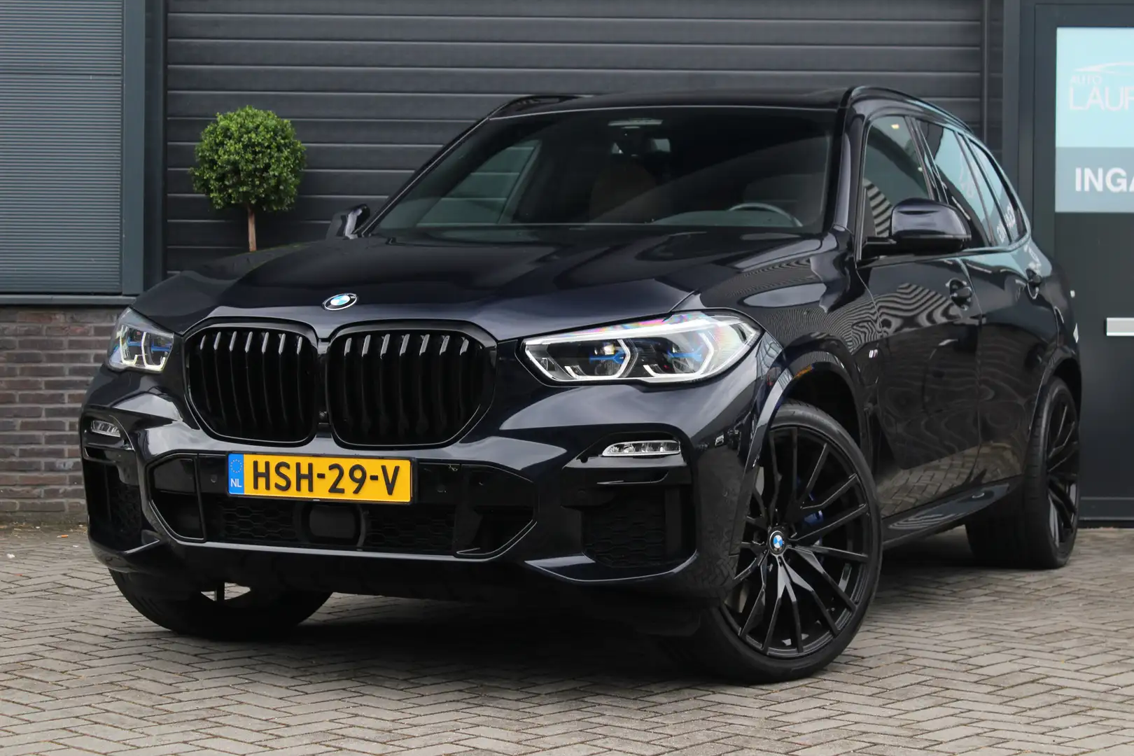 BMW X5 xDrive45e M Sport | Skylounge Pano | Stoelvent. | Zwart - 1