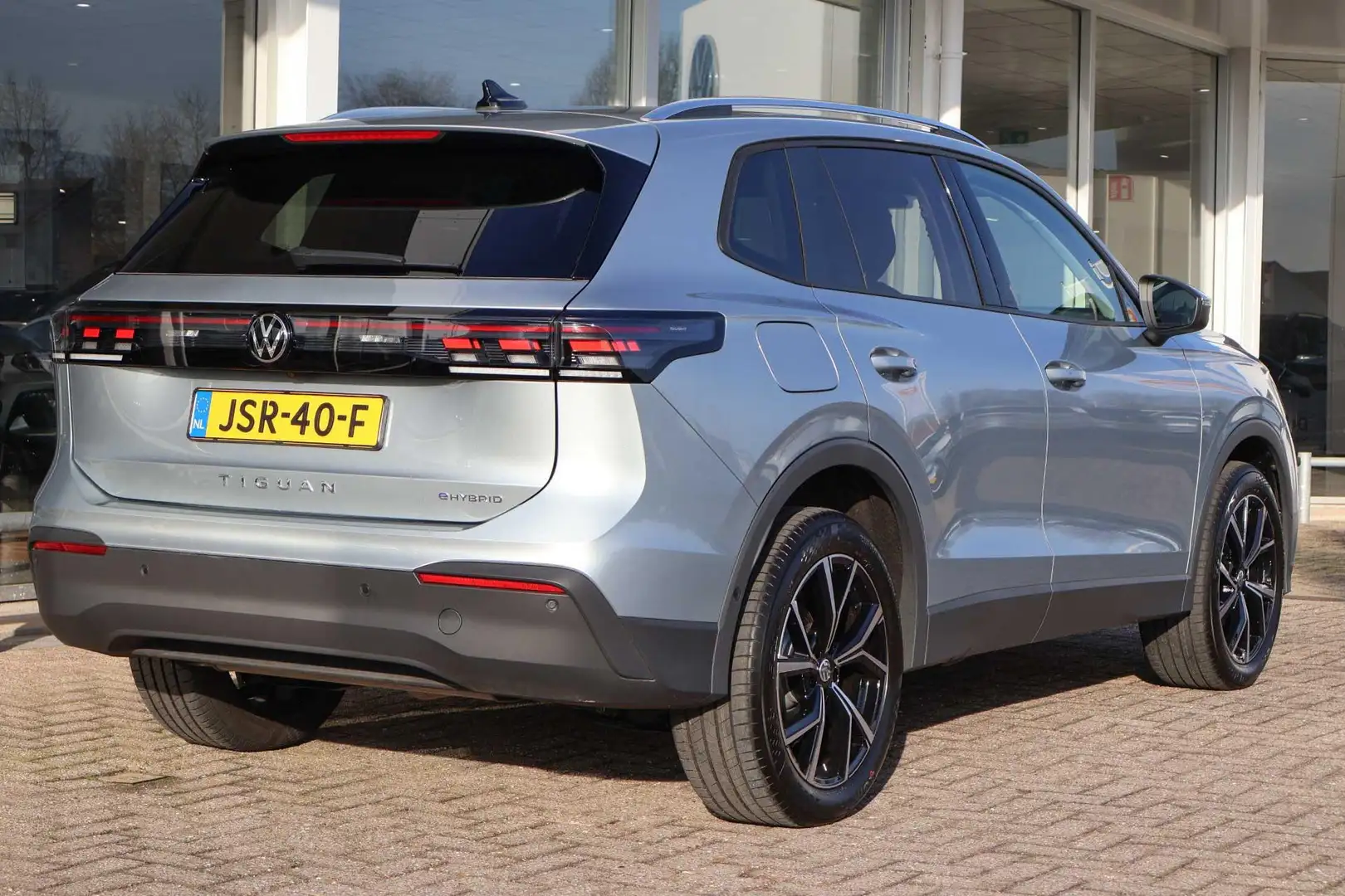 Volkswagen Tiguan 1.5 eHybrid 204pk Life Edition | SoH 100% | Trekha Grau - 2