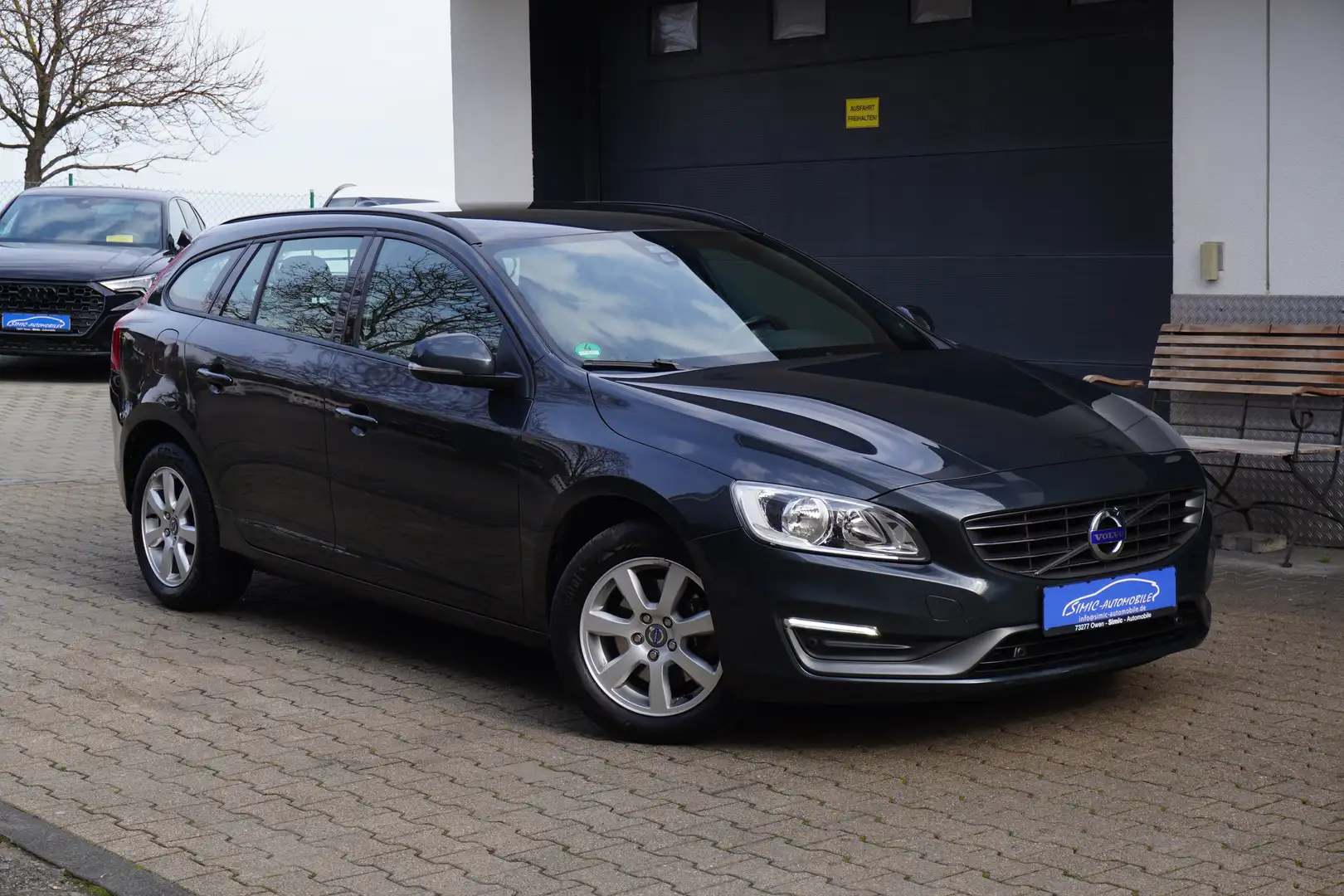 Volvo V60 D4 Kinetic Aut. KLIMA+NAVI+PDC+ALU+TEMPOMAT+2.Hd Grau - 1