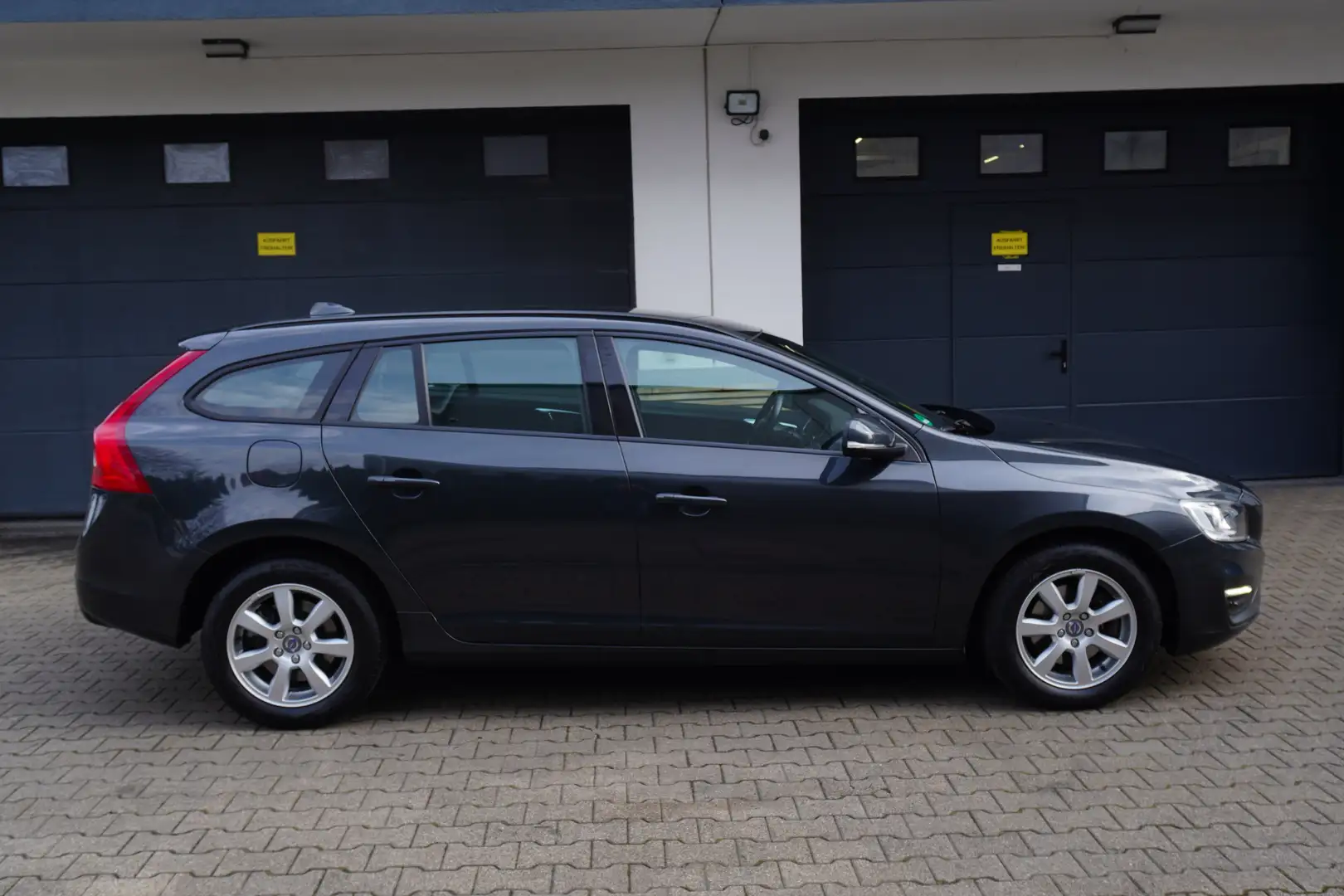 Volvo V60 D4 Kinetic Aut. KLIMA+NAVI+PDC+ALU+TEMPOMAT+2.Hd Grau - 2