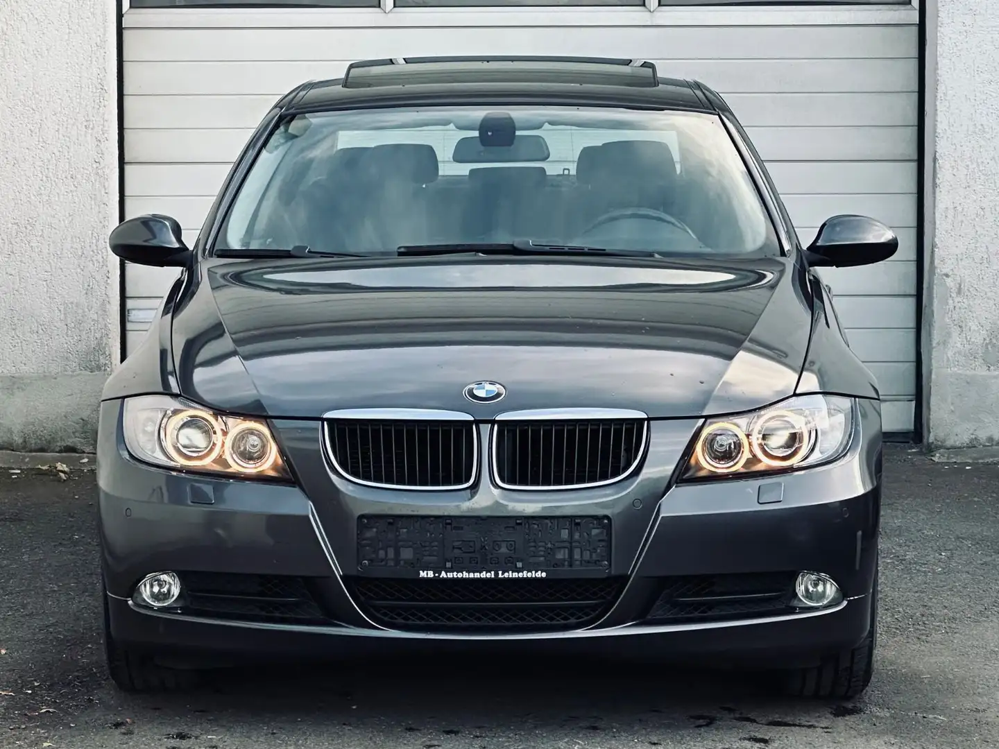 BMW 320 i Lim. Autom.*XENON*SHZ*TEMPO*PDC*TÜV NEU Grau - 2