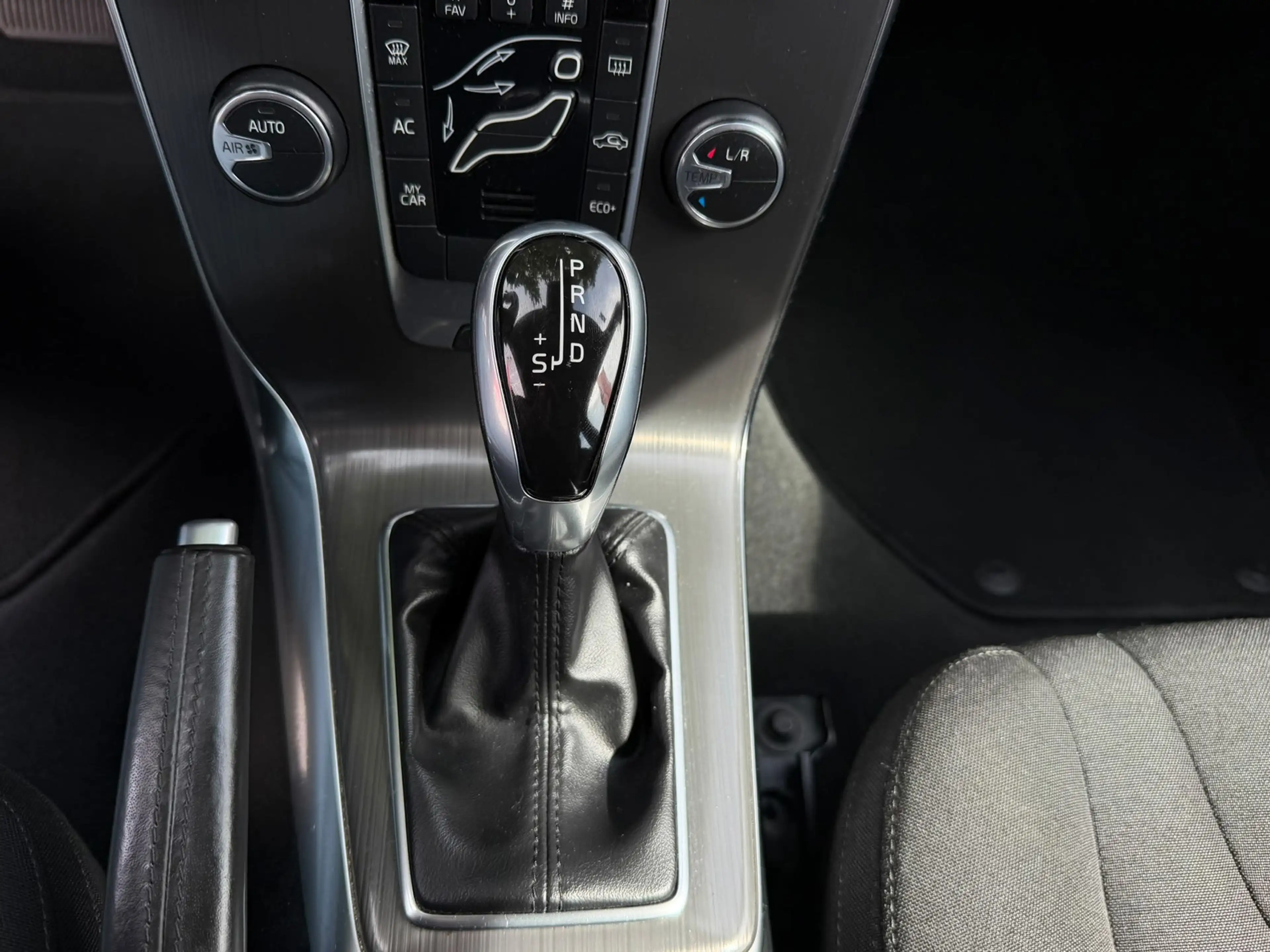 Volvo V40 Cross Country 1.5 T3 Momentum Automaat zeer netjes navigatie par — photo 17