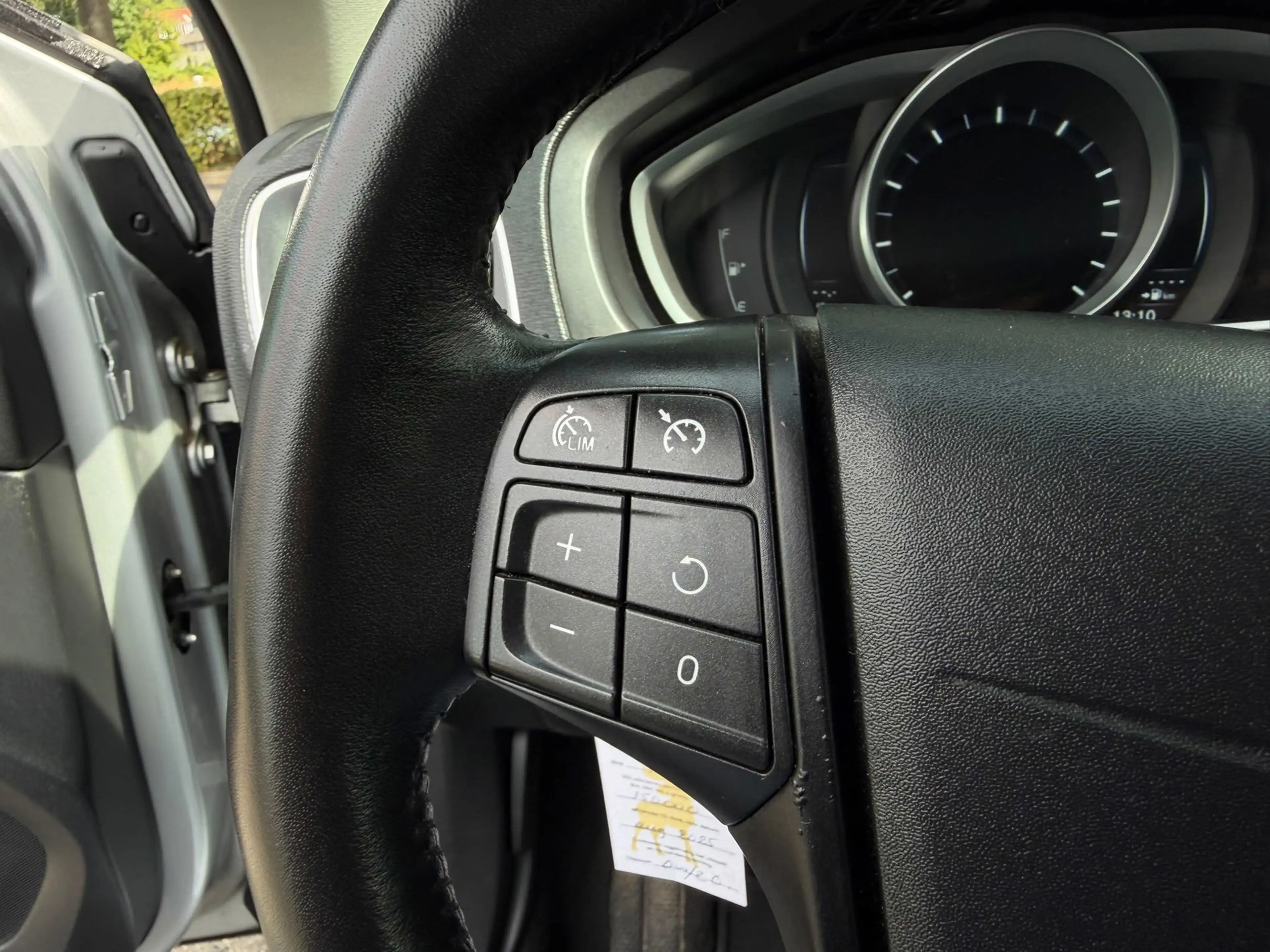 Volvo V40 Cross Country 1.5 T3 Momentum Automaat zeer netjes navigatie par — photo 10