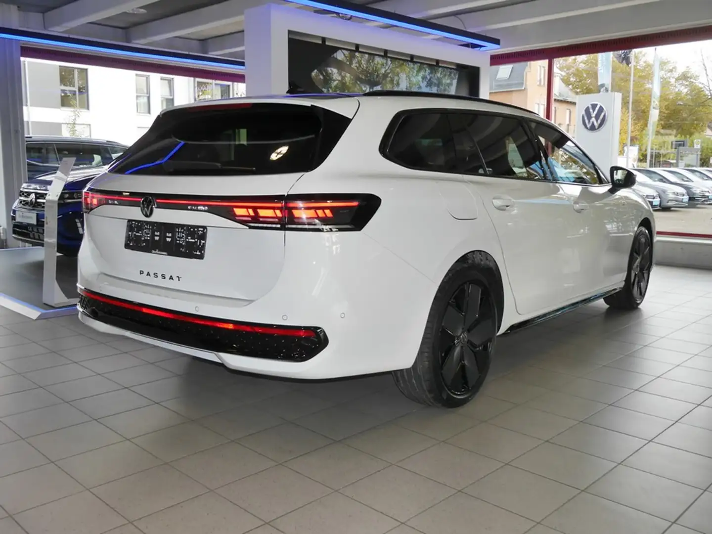 Volkswagen Passat 1.5 eHybrid OPF DSG R-Line AHK Weiß - 2