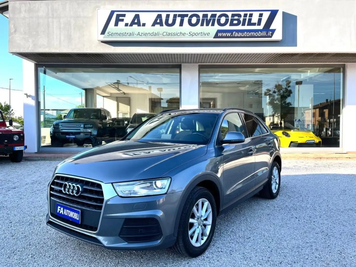 Audi Q3 2.0 TDI 150 CV quattro S tronic Business Grijs - 1