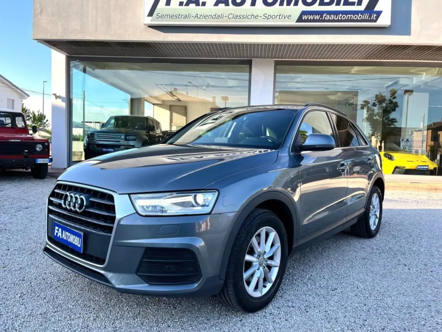 Audi Q3 2.0 TDI 150 CV quattro S tronic Business Grijs - 2