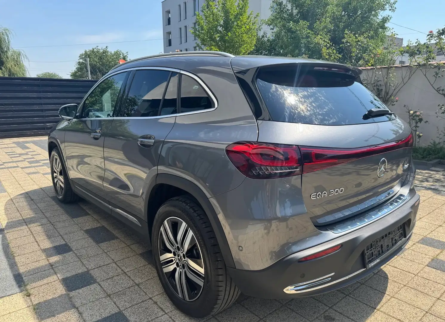 Mercedes-Benz EQA 300 4Matic 70.5 kWh Lithium-Ion Grigio - 2