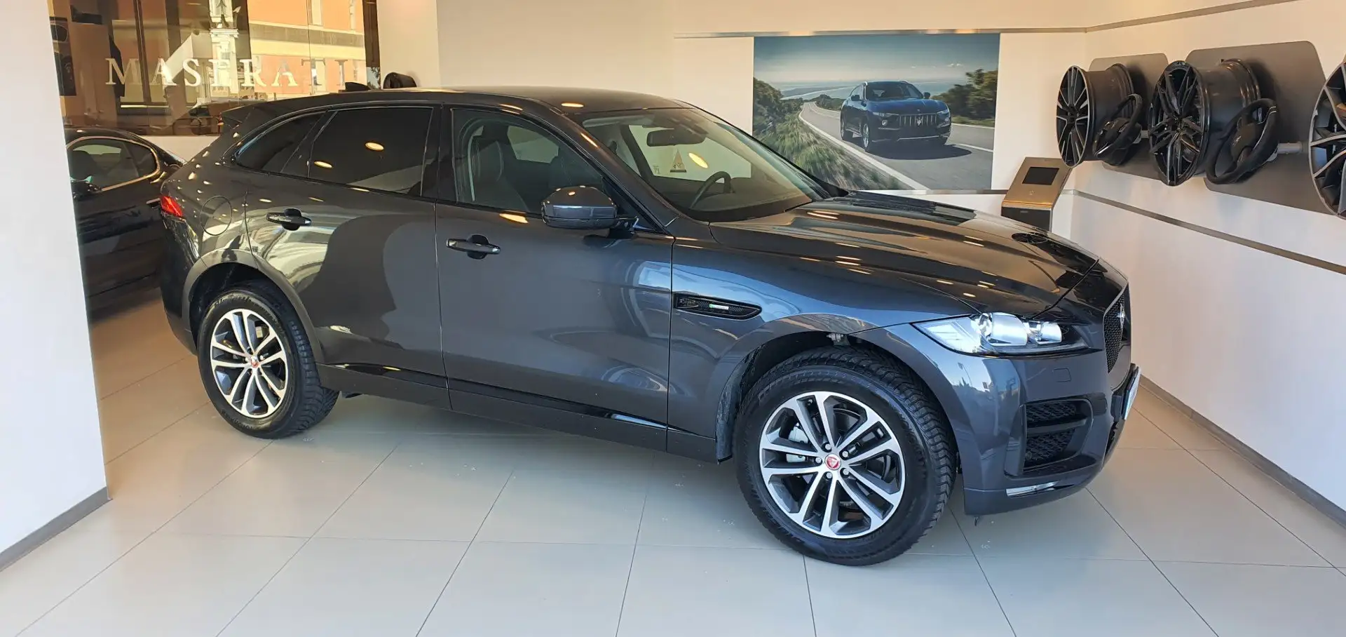 Jaguar F-Pace F-Pace 2.0d i4 R-Sport awd 180cv auto my18 Grijs - 2