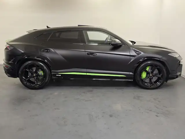 Lamborghini Urus view 2