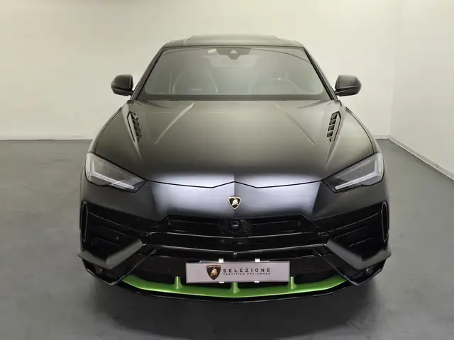 Lamborghini Urus view 5