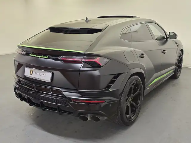 Lamborghini Urus view 3