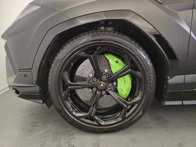 Lamborghini Urus view 9