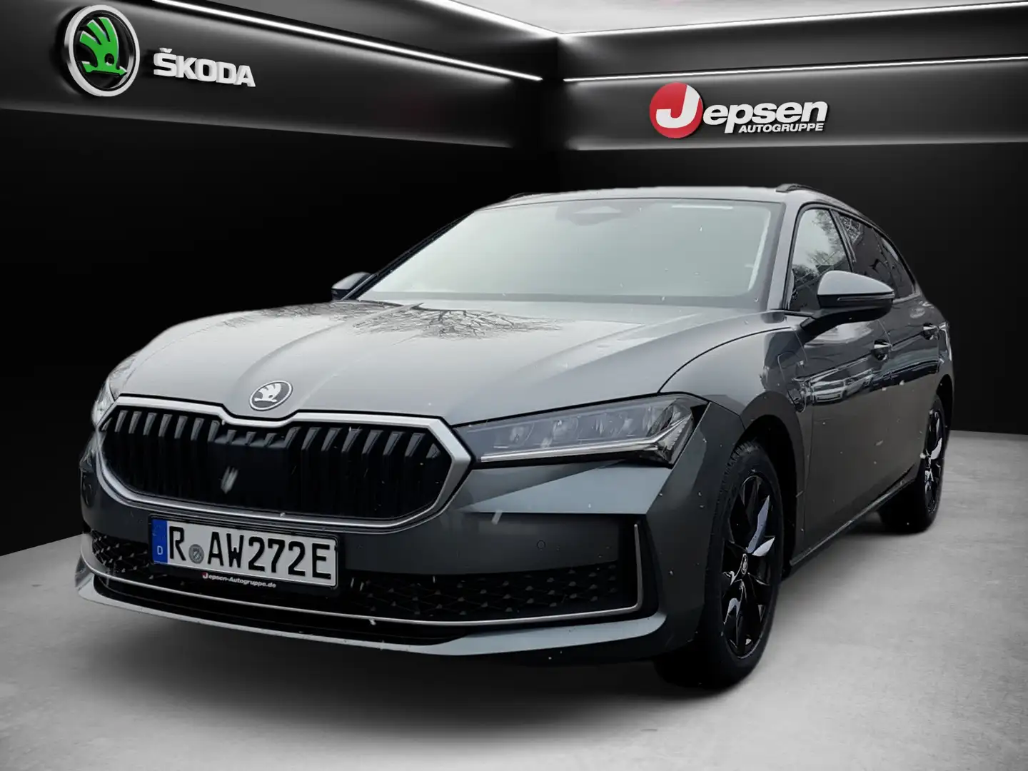 Skoda Superb Combi iV Selection 1,5 TSI DSG PLUG-IN Grau - 2