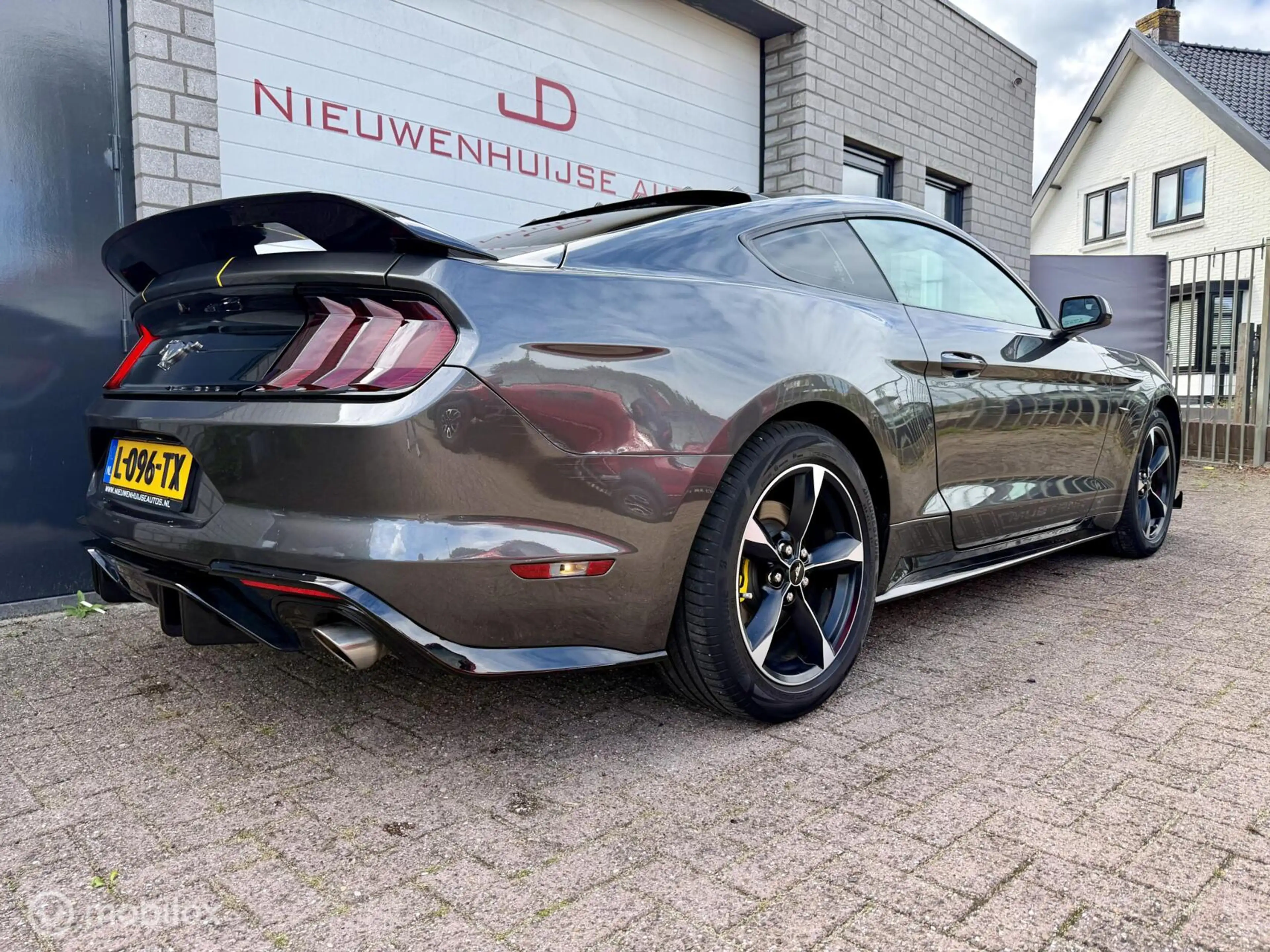 Ford Mustang 2.3 EcoBoost, 75.305km, GT350 look! — photo 15