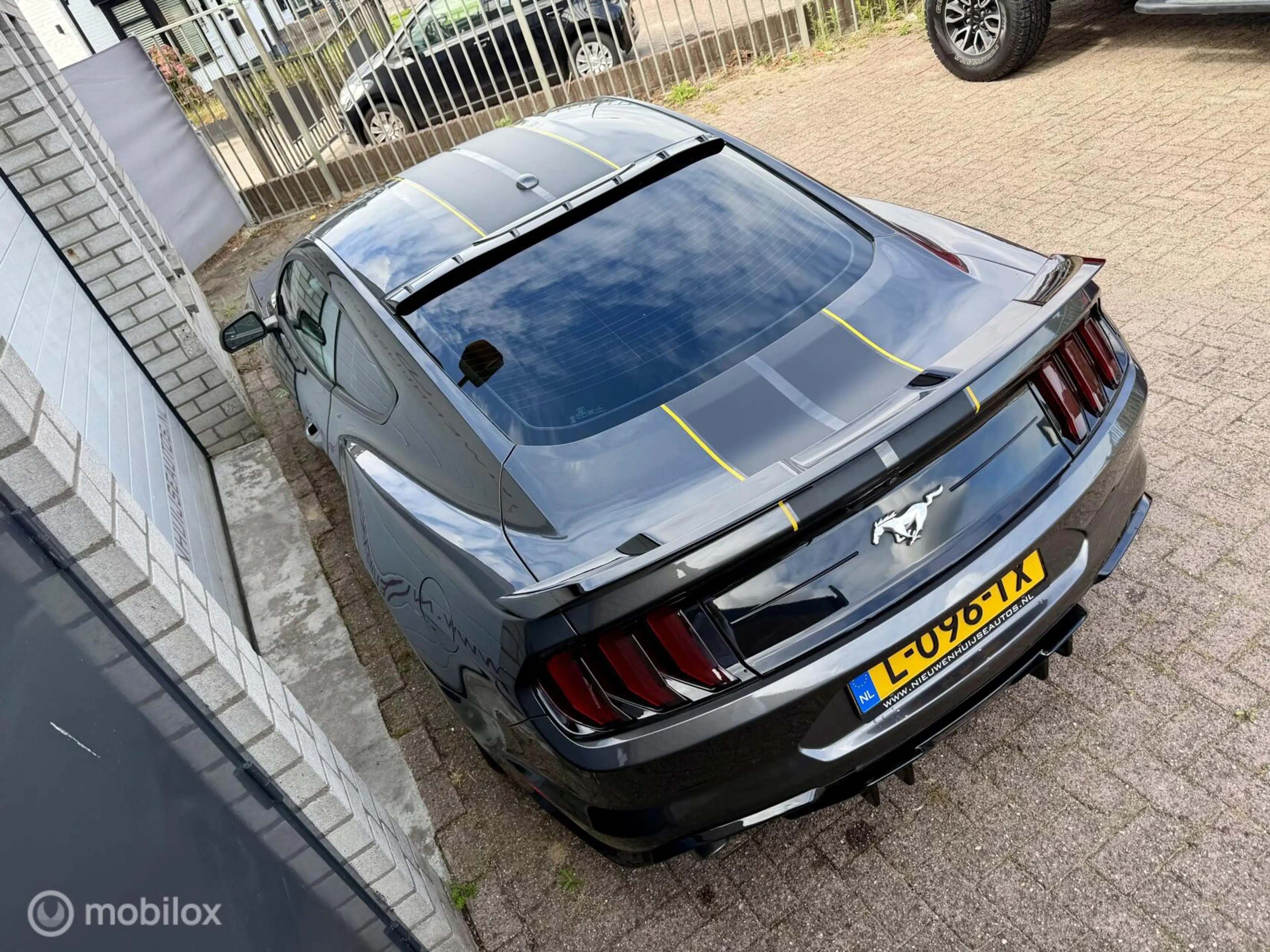 Ford Mustang 2.3 EcoBoost, 75.305km, GT350 look! — photo 14
