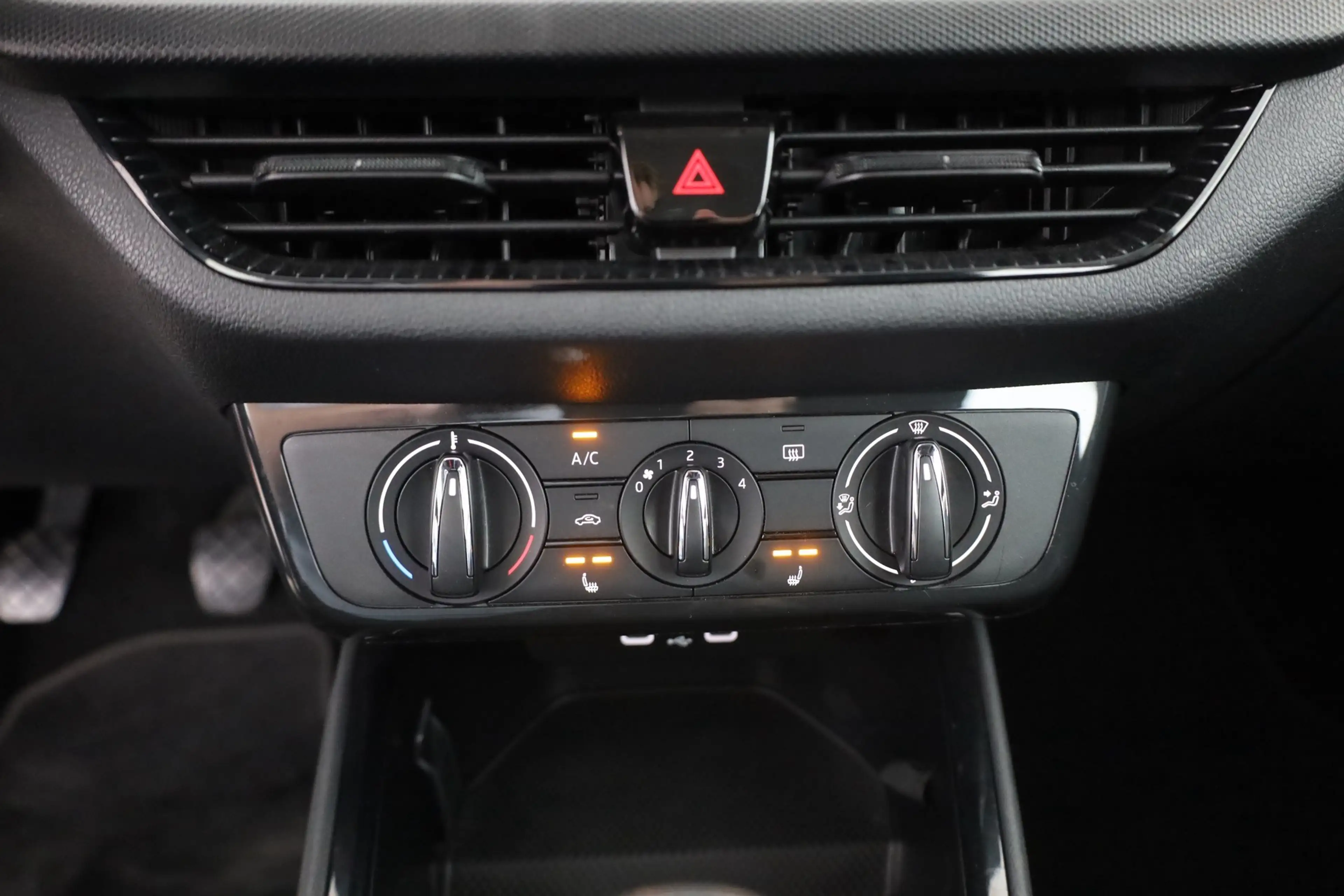 Skoda Fabia 1.0 MPI Active LED Sitzheizung SmartLink — photo 12