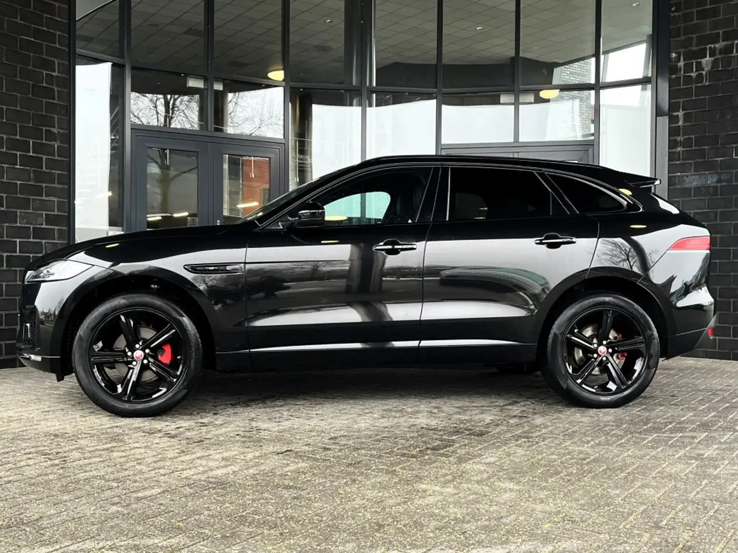Jaguar F-Pace 2.0T AWD R-SPORT - CHEQUERED FLAG - PANO Noir - 2