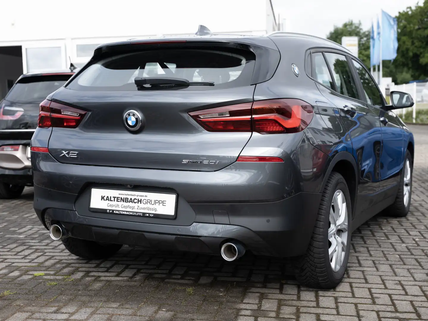 BMW X2 sDrive 20i AHK KAMERA LED NAVI Advantage Grau - 2
