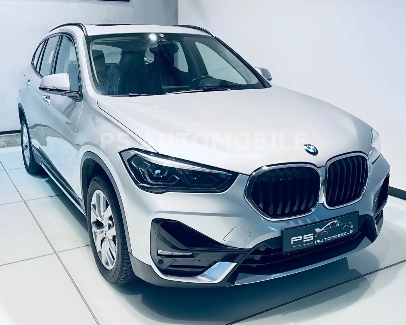 BMW X1 xD 20d Sport/LED/NAVI/DAB+/RFK/AHK/LEDER/TOP Silber - 2