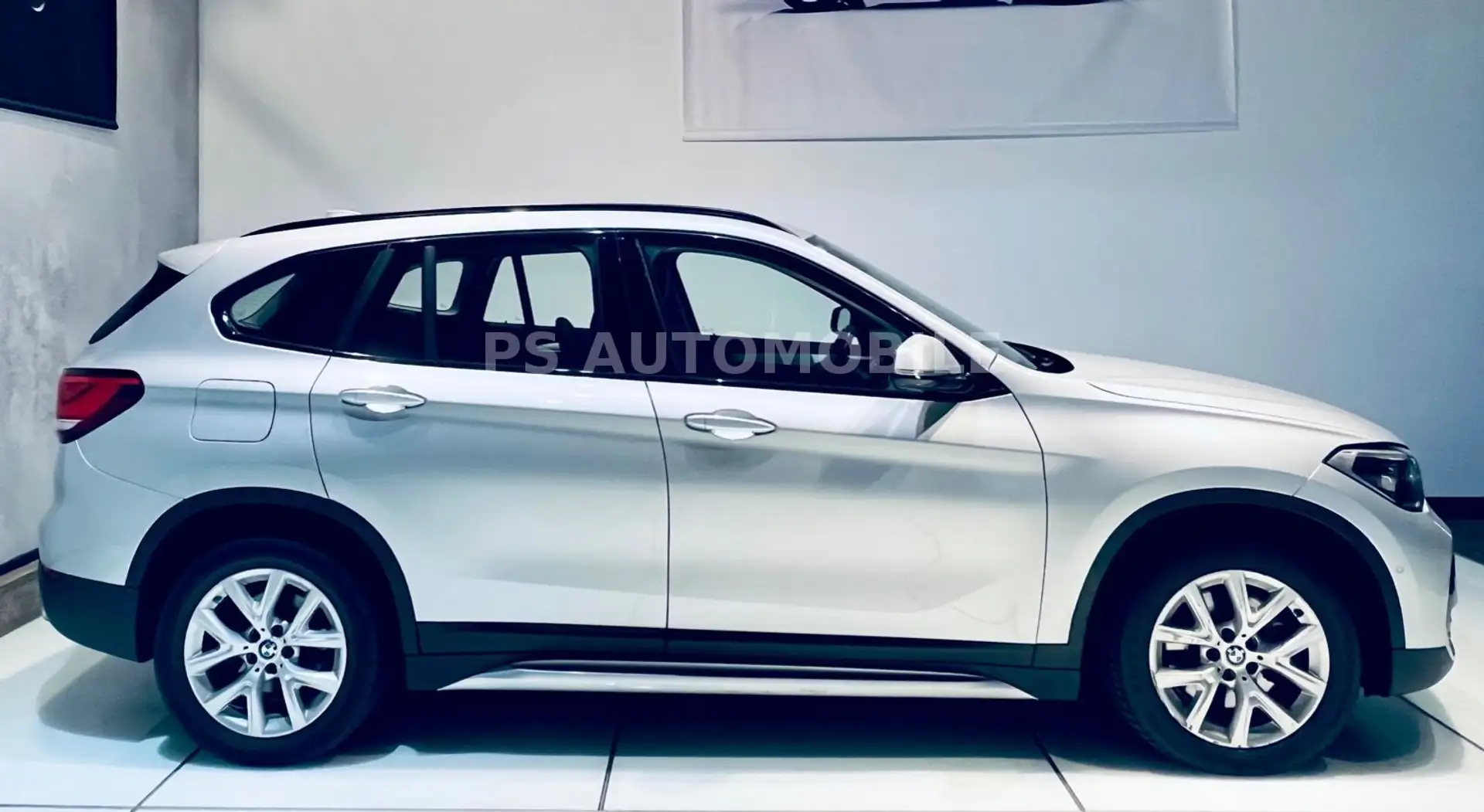 BMW X1 xD 20d Sport/LED/NAVI/DAB+/RFK/AHK/LEDER/TOP Silber - 1
