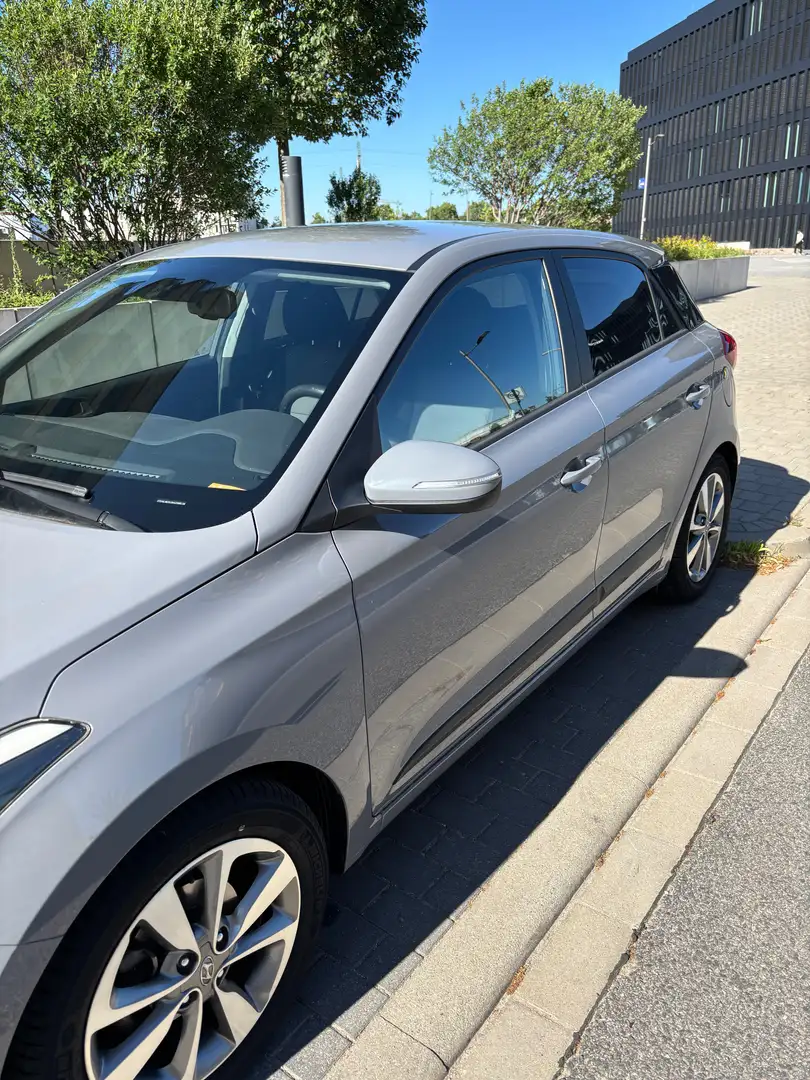 Hyundai i20 i20 1.2 Classic Grau - 2
