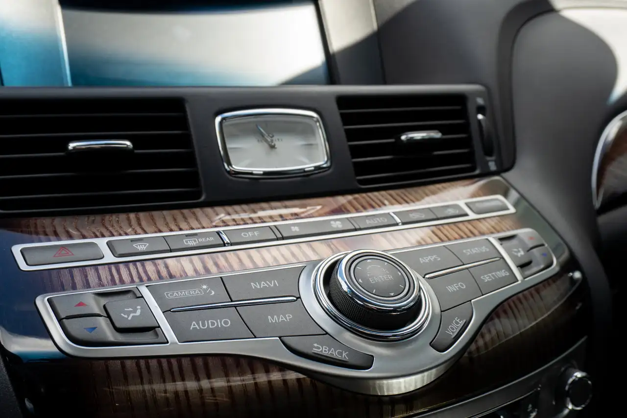 Infiniti Q70 снимка Infiniti Q70