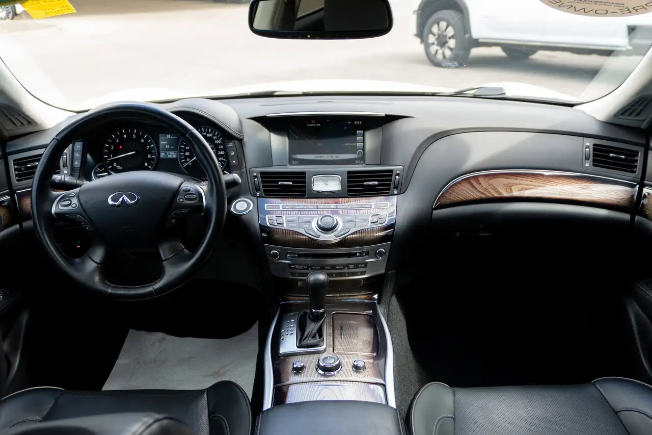 Infiniti Q70 снимка Infiniti Q70