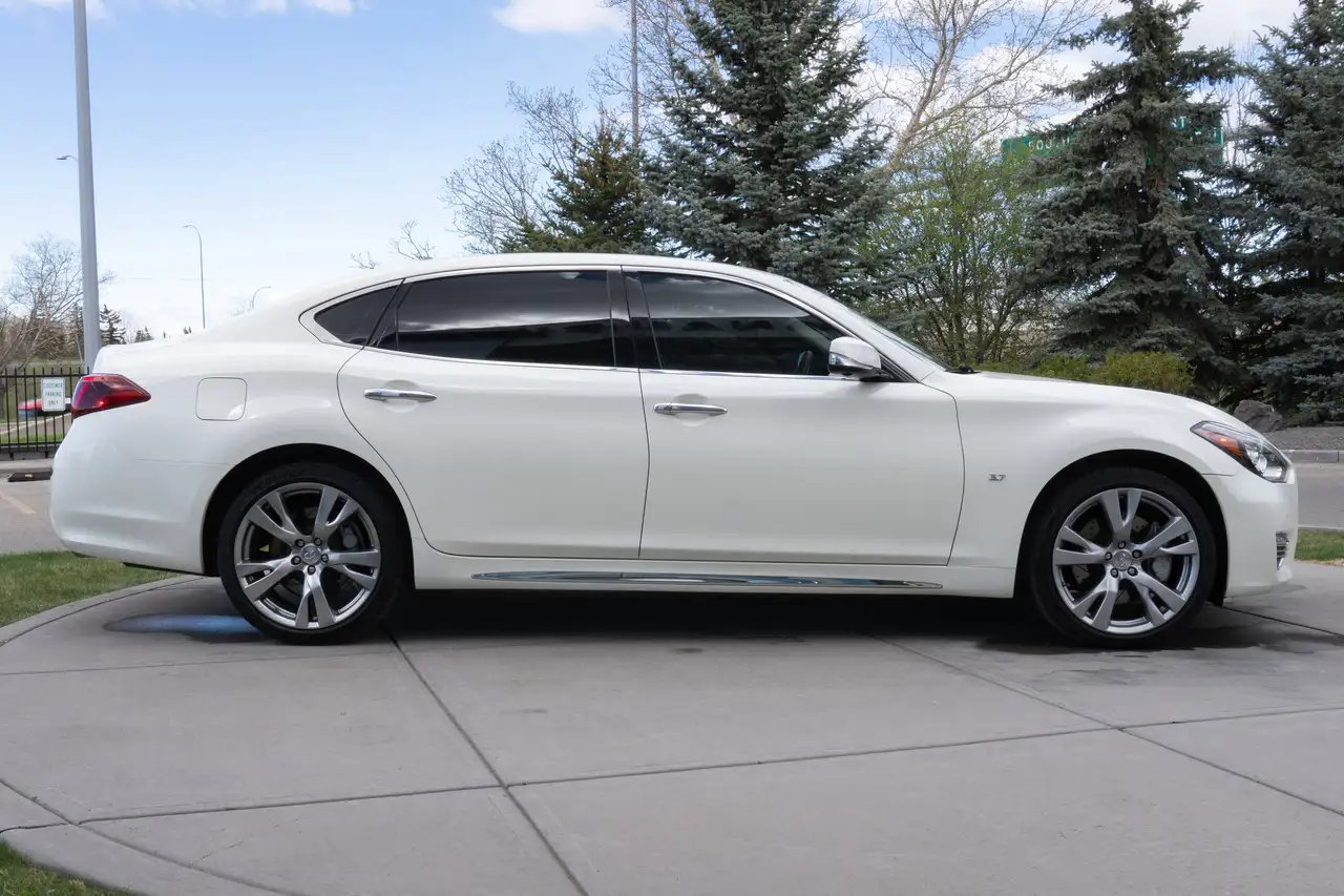 Infiniti Q70 снимка Infiniti Q70