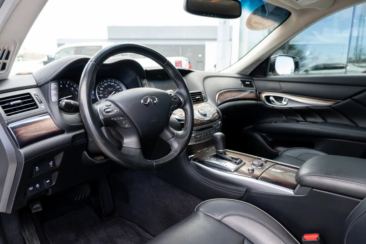 Infiniti Q70 снимка Infiniti Q70