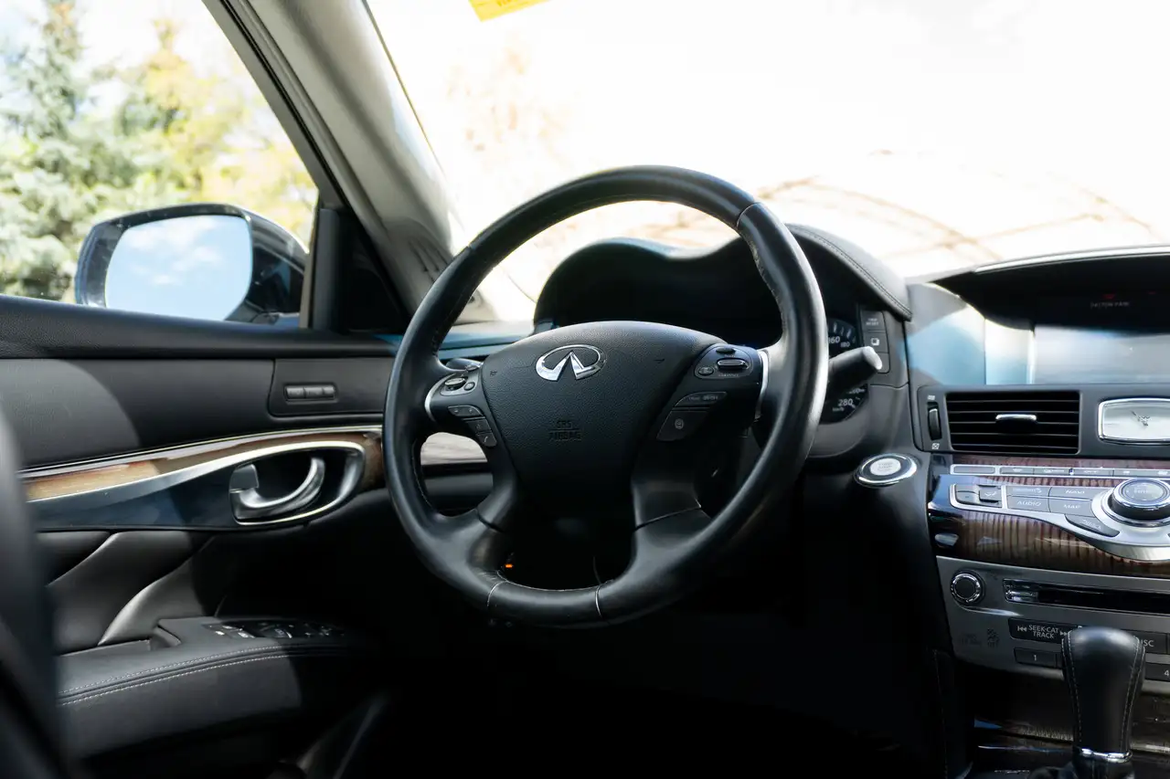 Infiniti Q70 снимка Infiniti Q70