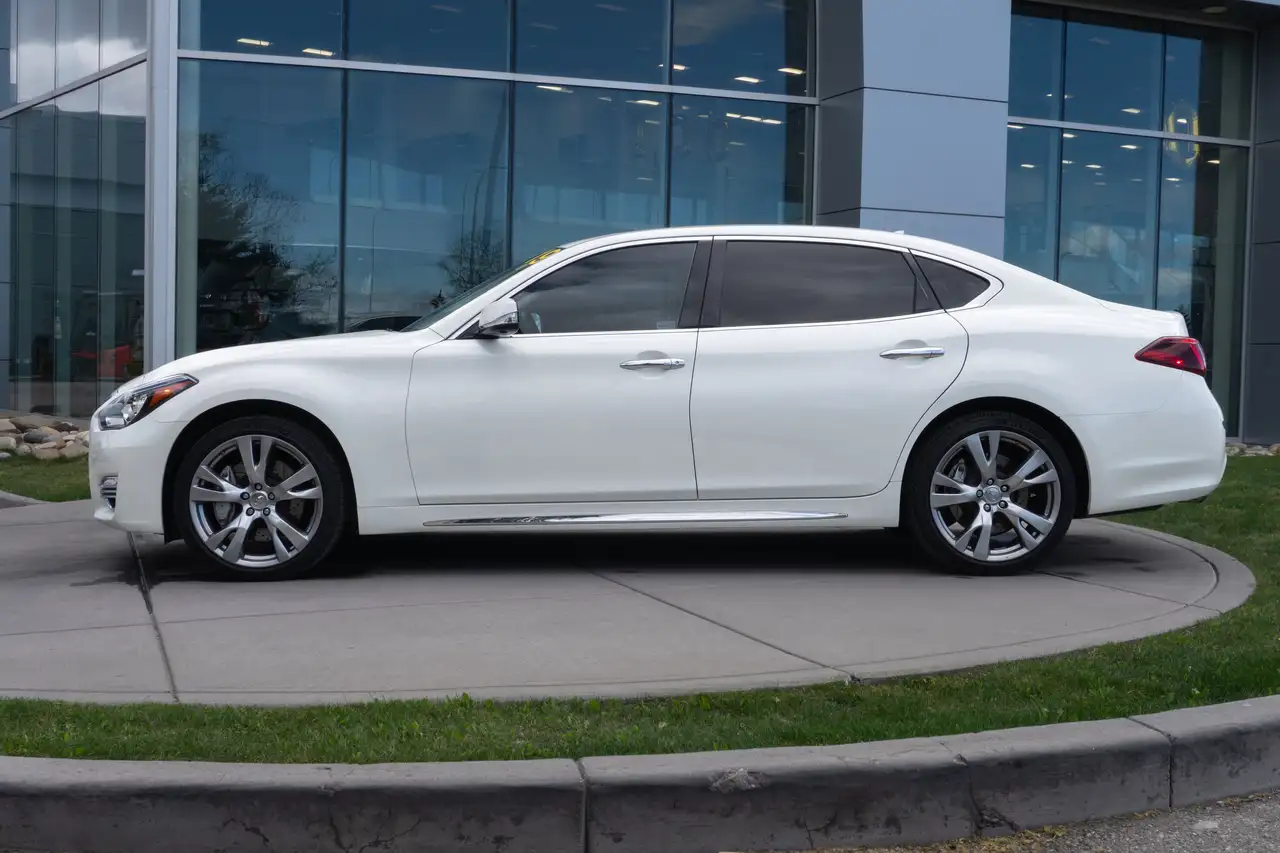 Infiniti Q70 снимка Infiniti Q70