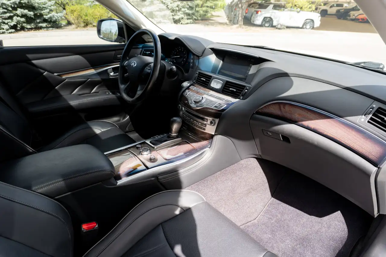 Infiniti Q70 снимка Infiniti Q70