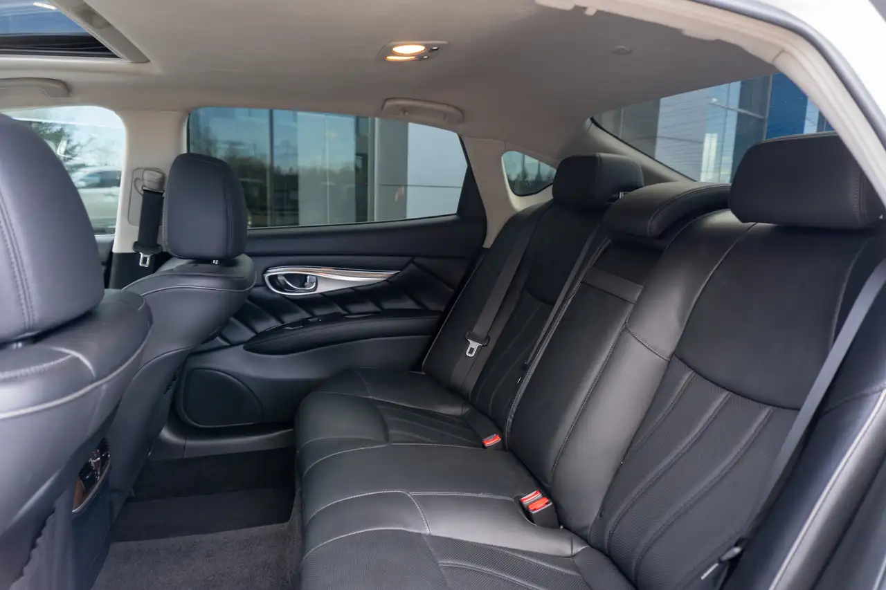 Infiniti Q70 снимка Infiniti Q70